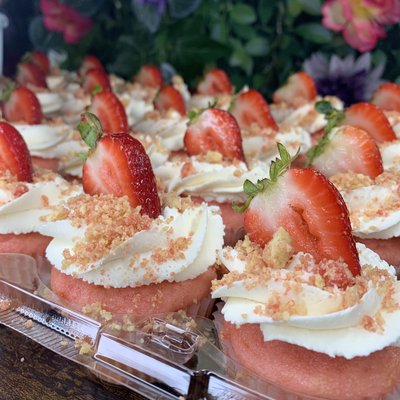 Strawberry Crunch Cupcakes 