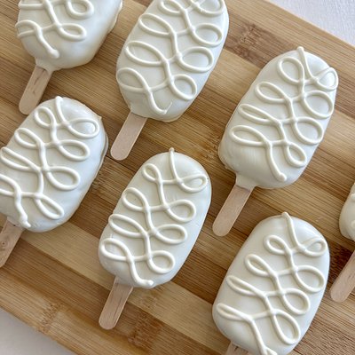 Red Velvet Cakesicles 