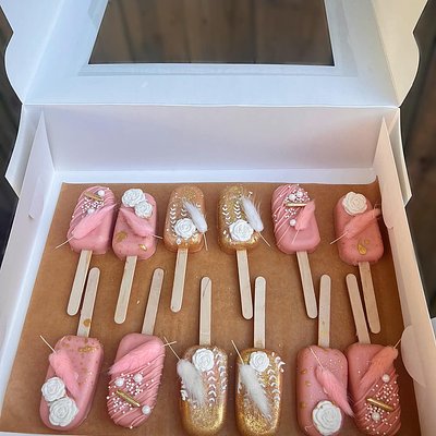 Pink And Gold Cakesicles 