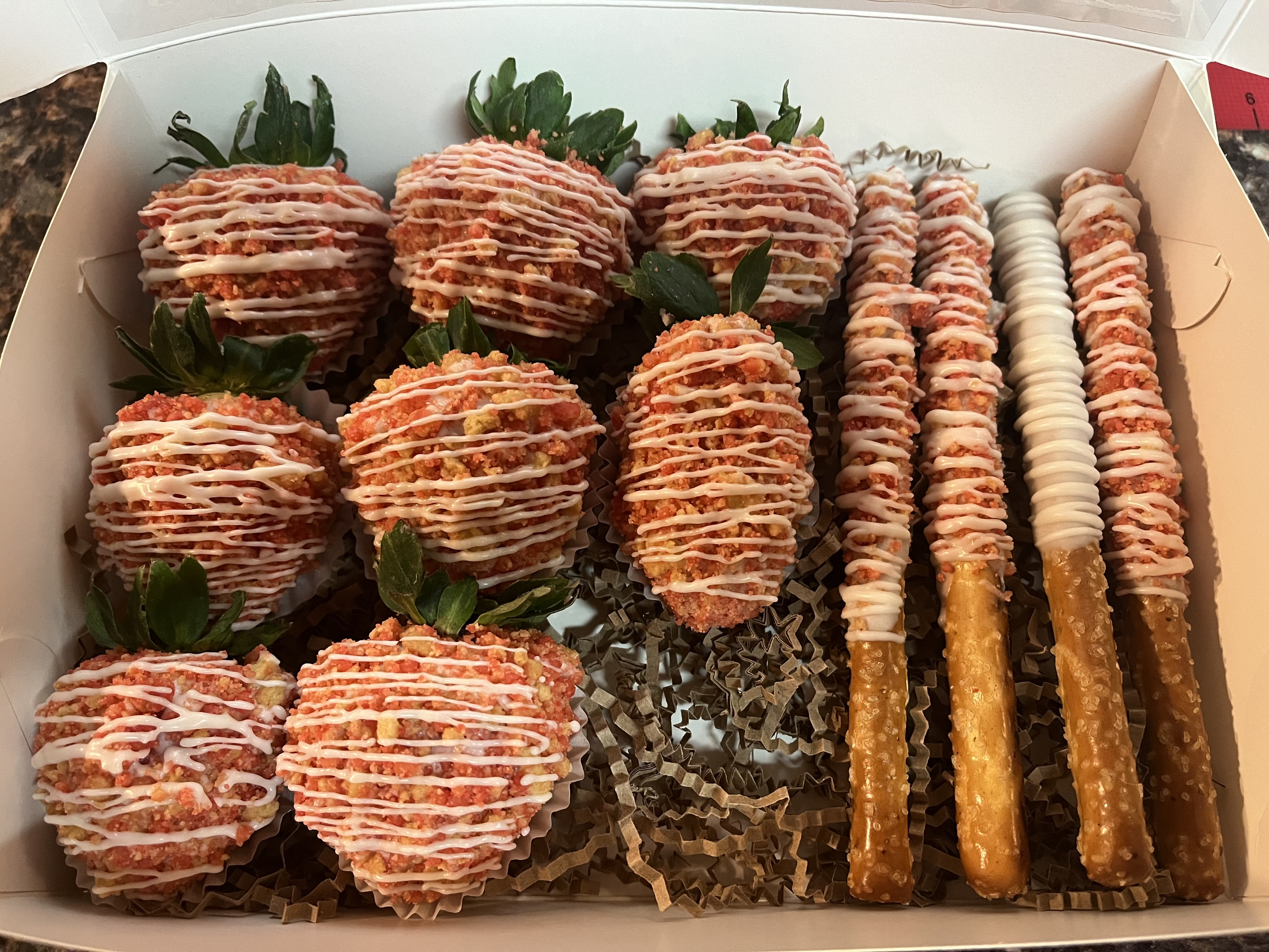 Berry & Pretzel Stick Box (Includes 8 berries and 4 pretzel sticks) 
