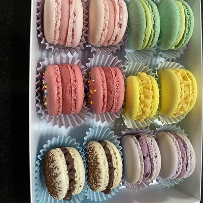 Box Of 12 macarons 