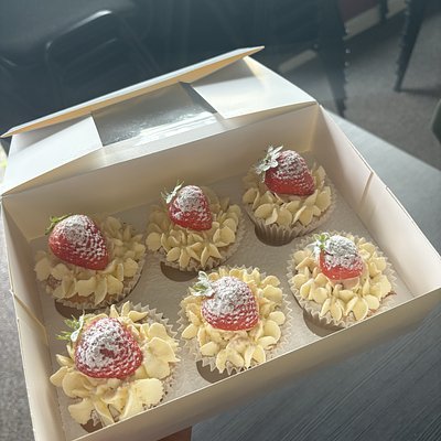 Victoria Sponge Cupcakes 