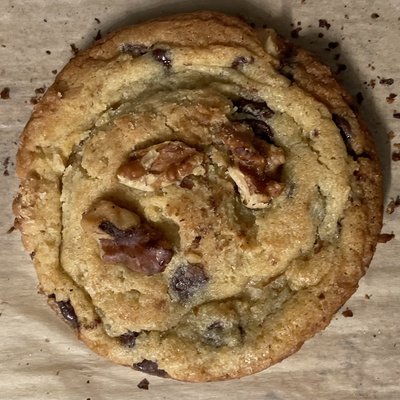 6 Chocolate Chip Cookies With walnuts 