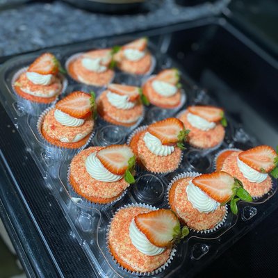 Strawberry Crunch Cupcakes 