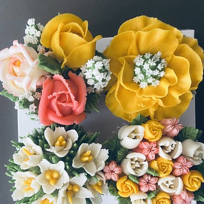4 Deluxe Floral  Cupcakes