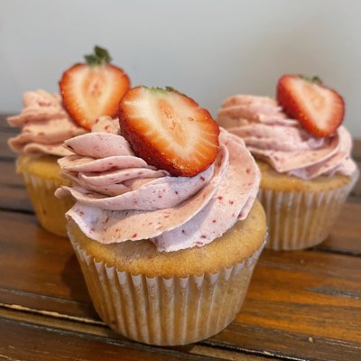Vanilla Cupcakes With Strawberry Buttercream 