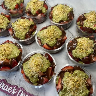 Dubai Strawberry Cups