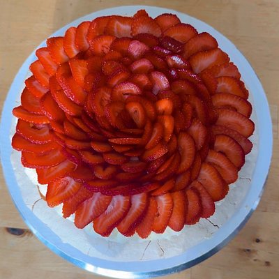 Cakelova Tres Leches Y Pavlova Porciones Para (12-15) /Cakelova Tres Leches and Pavlova for (12-15) Servings