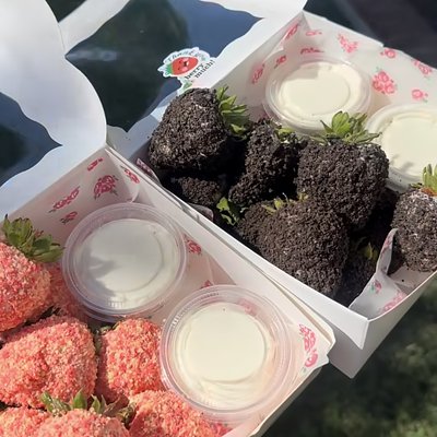 Covered Strawberries w/ Cheesecake Dip 