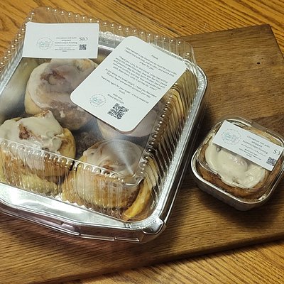 cinnamon roll with buttercream frosting (single)