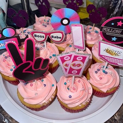 Cupcakes 🧁 Starting At A Dozen Price Goes Up On Design And Flavor 