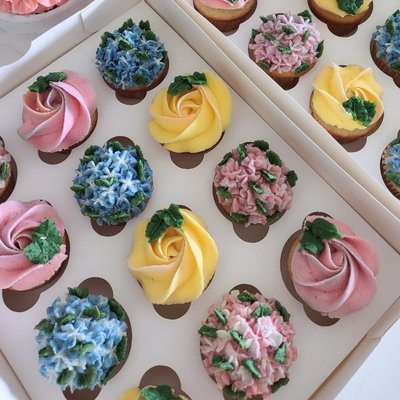 12 Mini Floral Cupcakes 