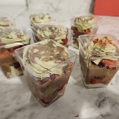 Strawberrie Dubai Cup, With Chocolate Ganache, 6 Cups 