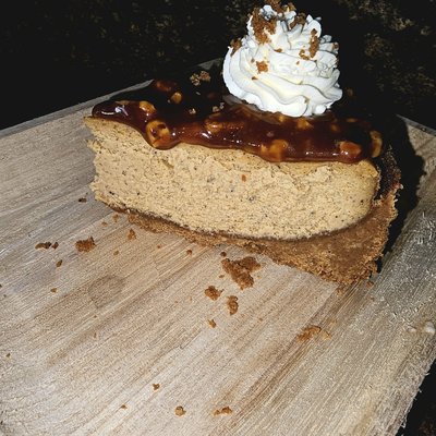 8" Vanilla Bean Cheesecake with Pecan Praline Sauce
