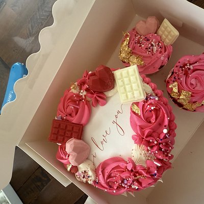 Bento Box With 2 Cupcakes