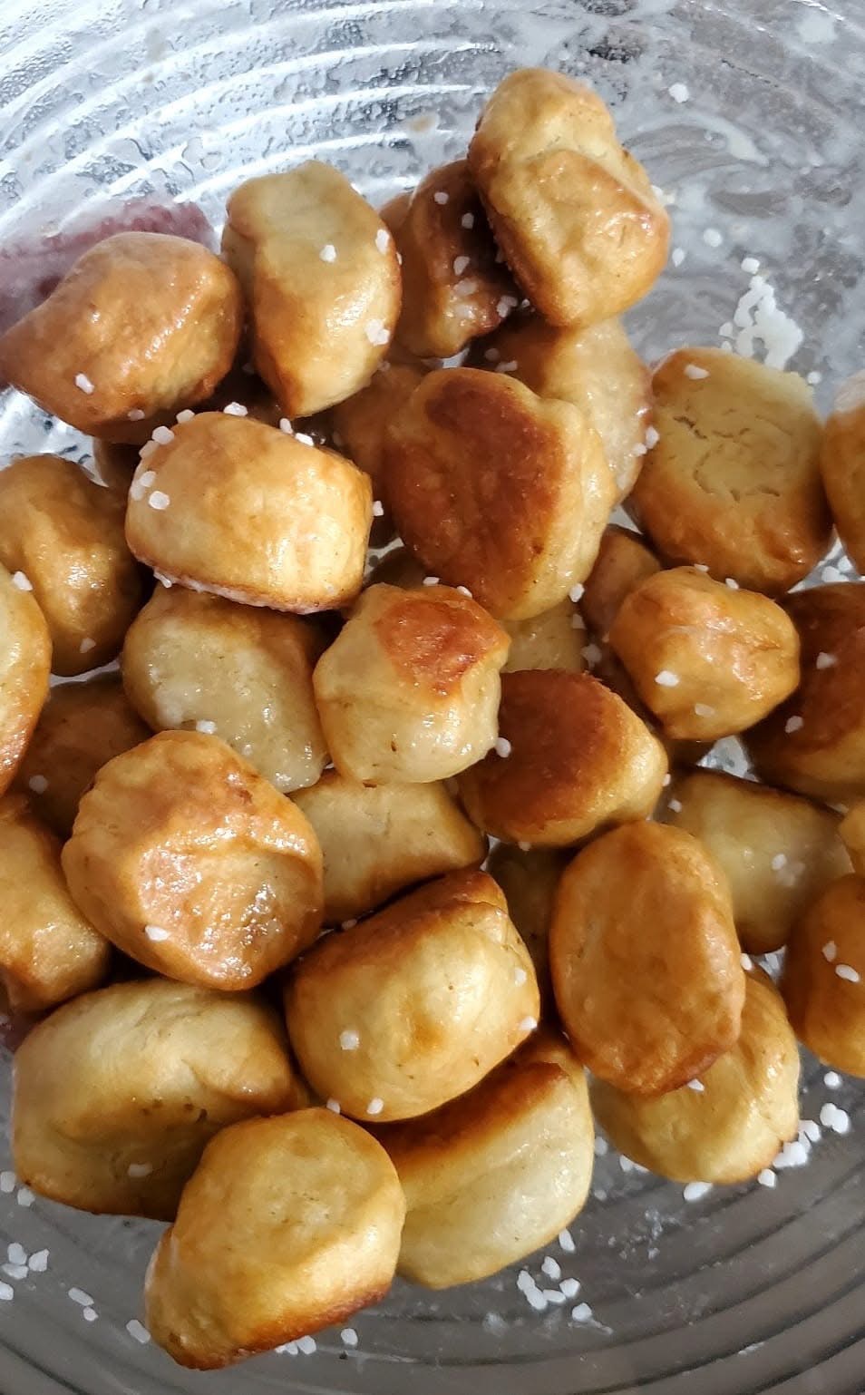Pretzel bites (12)