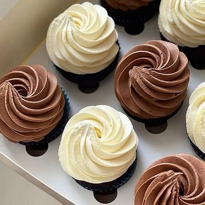Classic Vanilla and Chocolate Cupcakes (4 dozen)