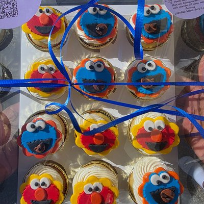 Custom Cupcakes Or Regular Box (NO CUT OUTS 45.00)