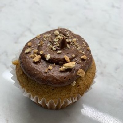 S’mores- Vanilla cake flavored with crushed graham cracker, a marshmallow cream filling & topped with chocolate frosting