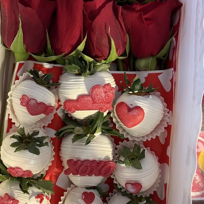 Dozen Roses And Strawberries 