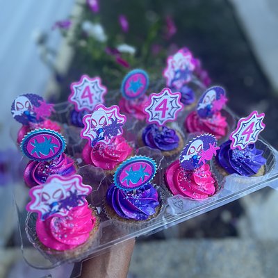 Cupcakes With Customized Toppers