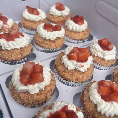 Cupcakes - half dozen or dozen, regular or filled 