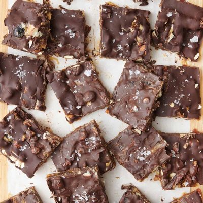 Chocolate Peanutbutter Date Bark