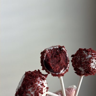 Red Velvet Cake Pop 