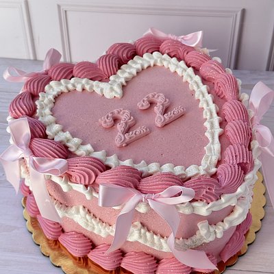 8” Heart Cake (10/15 People)