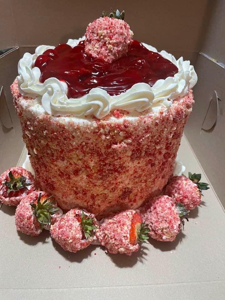 Starwberry Chrunch Cake (8 Inch)