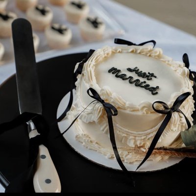 Custom 4” Wedding Cake 6 Servings