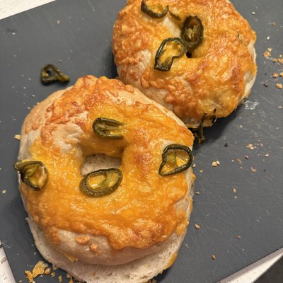Doe-Lapeño Cheddar Bagels (4)