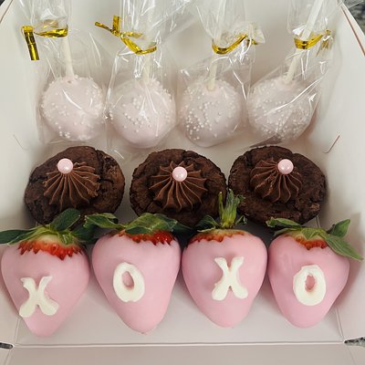 Strawberries & Treats Box 