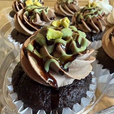 Dubai Chocolate (filled)  Cupcakes 