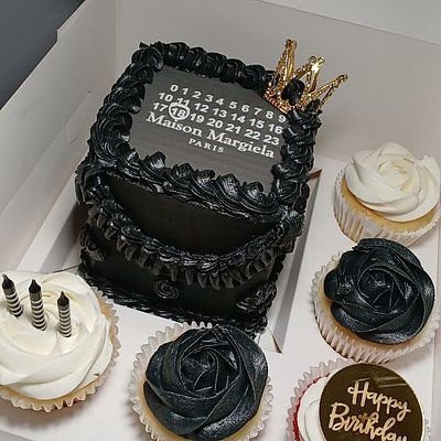 Bento Box 4in Cake 5 Cupcakes (Serves Up To 8)