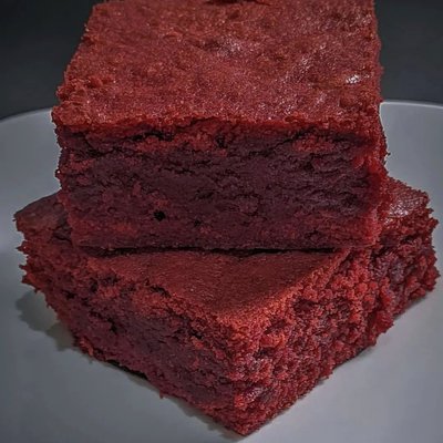 Red Velvet Brownies W Dip