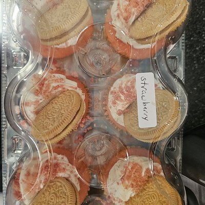 Strawberry Crumble Cupcakes 