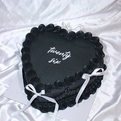 8” Vintage Heart Cake (16-24 servings) 