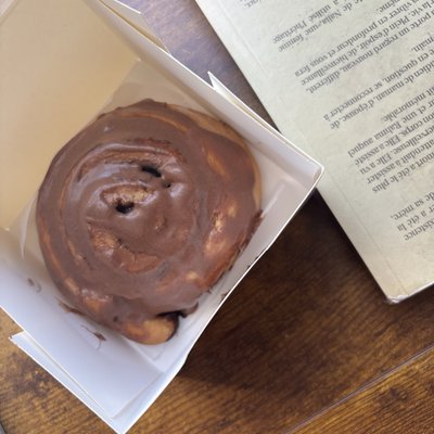 Original Cinnamon Roll W/ Chocolate Topping 