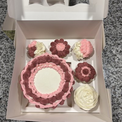 Bento box with 5 cupcakes