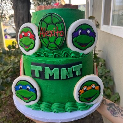 Two Tier Cakes (36 People Serving )