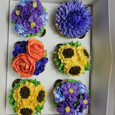 12 Boxed Standard Size Cupcakes 🧁🌹🌸