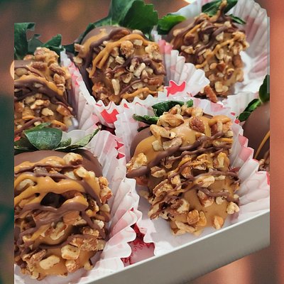 12 Chocolate Covered Turtle Strawberries