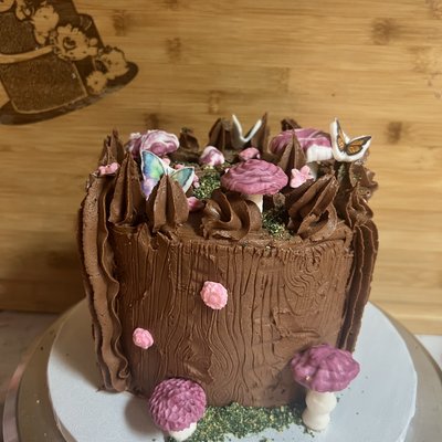 Cakes: 8in Tall