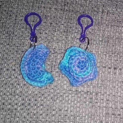 Crochet keychain (Blue spiral)