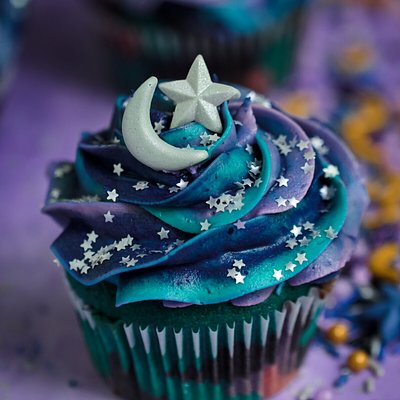 Themed Cupcakes With Decor 
