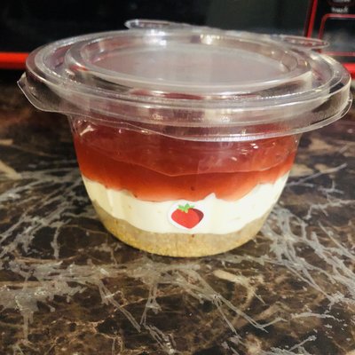 STRAWBERRY CHEESECAKE DELITE 4 oz cup