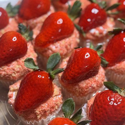 4ct Strawberry crunch cupcakes