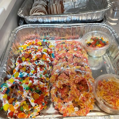 Pretzel tray with cheesecake dip