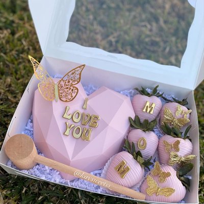 Breakable Heart Box With Four strawberries 